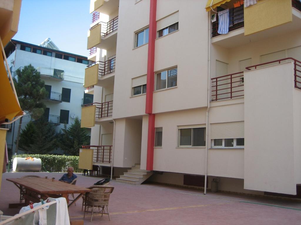 Aldom Apartments Durres Bagian luar foto