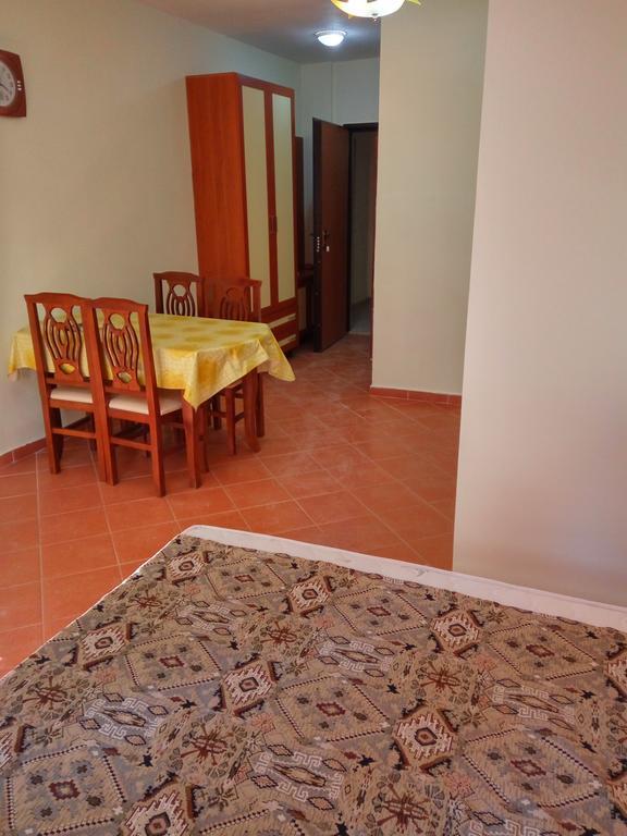 Aldom Apartments Durres Bagian luar foto